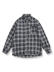 ネイビー地に白黒のタータンチェックを配したスタンダードフィットコットンシャツ。