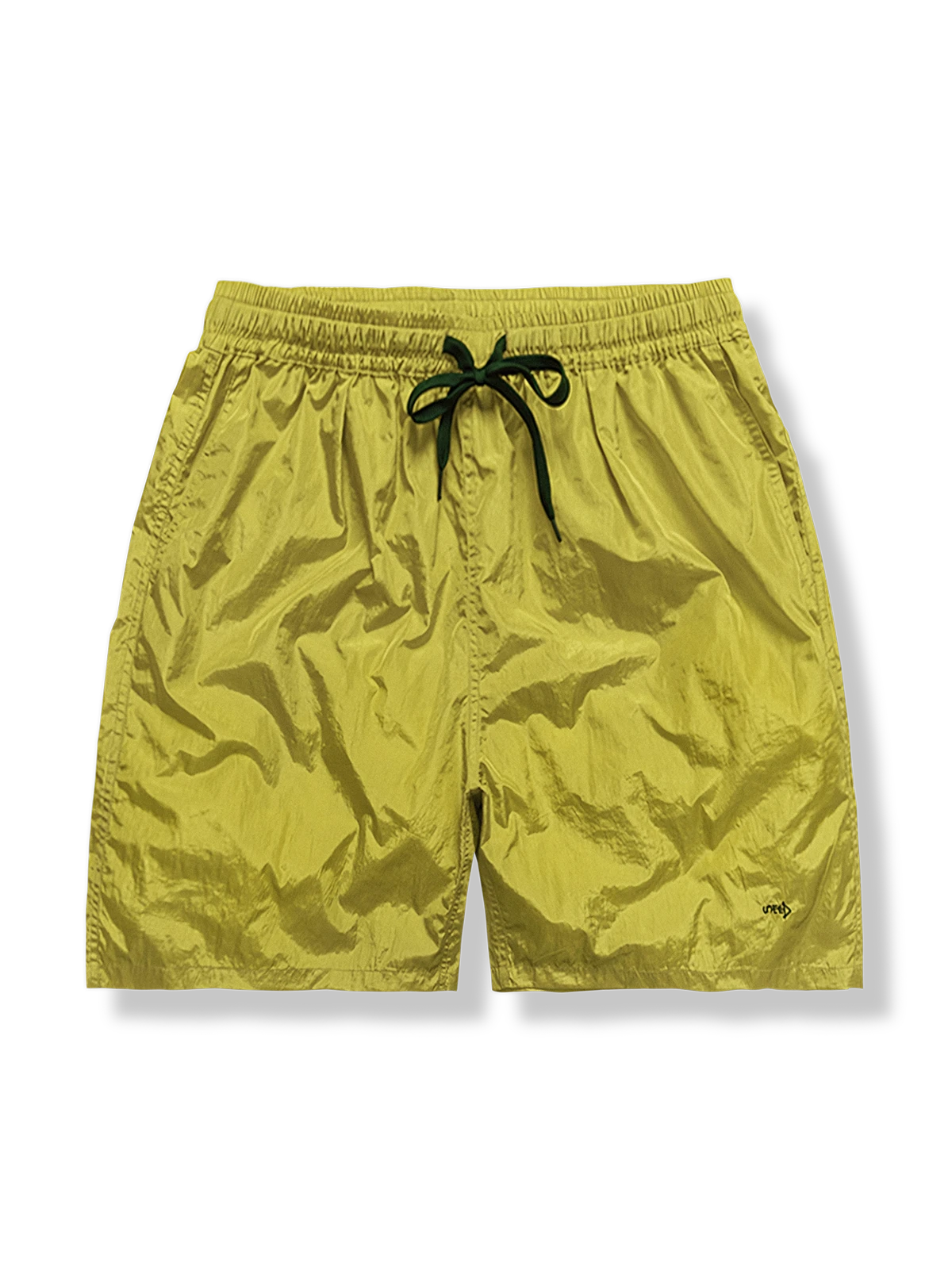 メタリックナイロン素材とカスタムカラー、プラスチックヘッドウエスト紐が特徴のルーズフィットショートパンツ