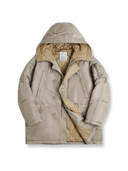 ワッフル編みの立体感とルーズフィットが特徴のクルーネックセーター。