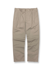 ミッドライズで快適な履き心地のストレートシルエットカジュアルパンツ