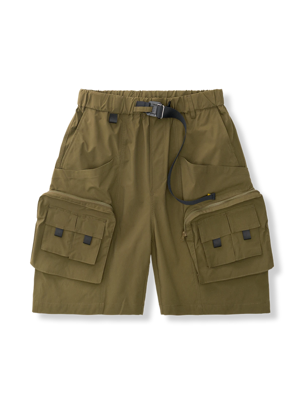 ミドルウエストのオリーブグリーンワークショートパンツ。