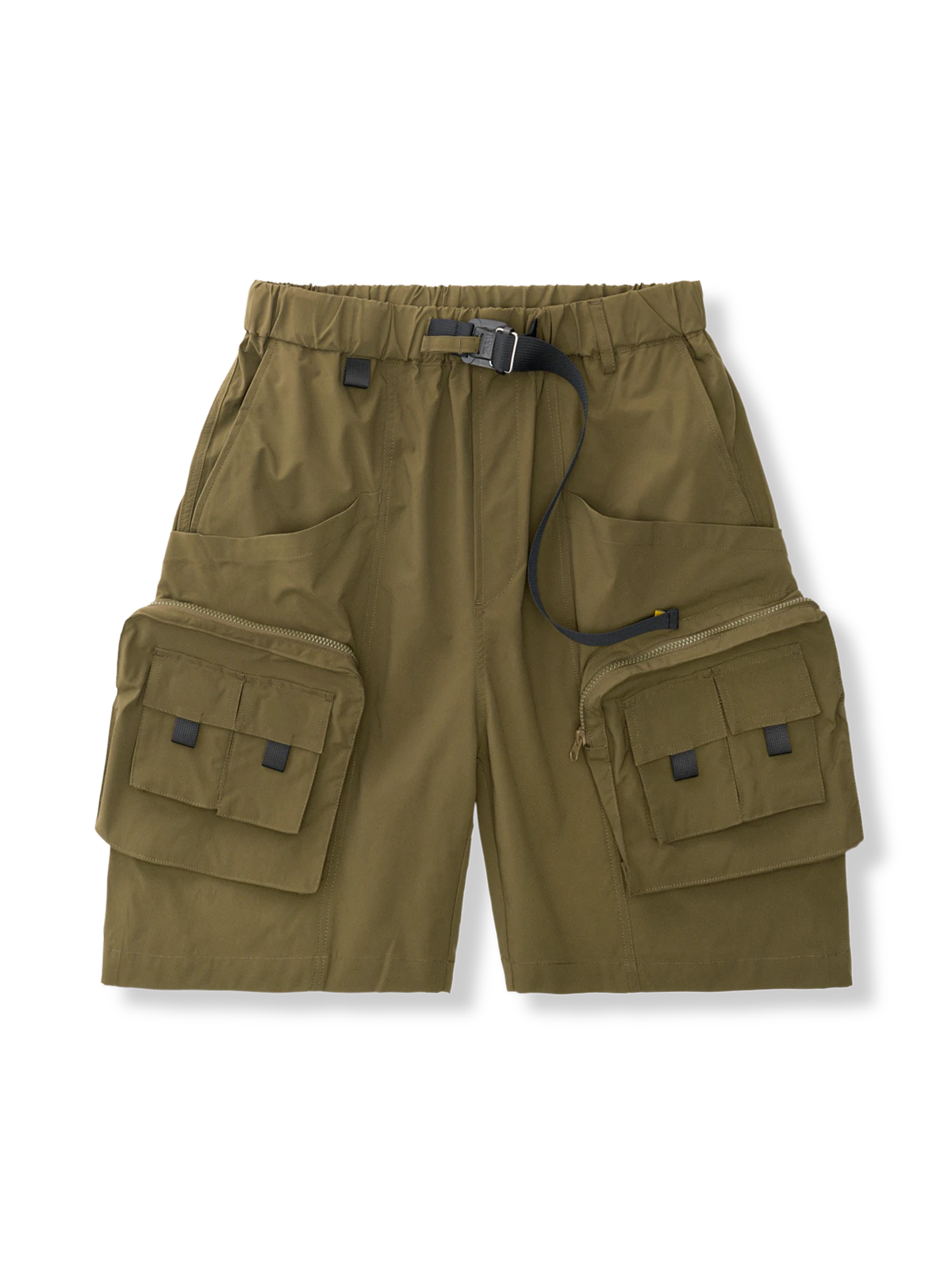ミドルウエストのオリーブグリーンワークショートパンツ。