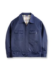 ミッドナイトネイビー色、挑戦者の精神を表す刺繍が背面に施された軽量ナイロンワークジャケット