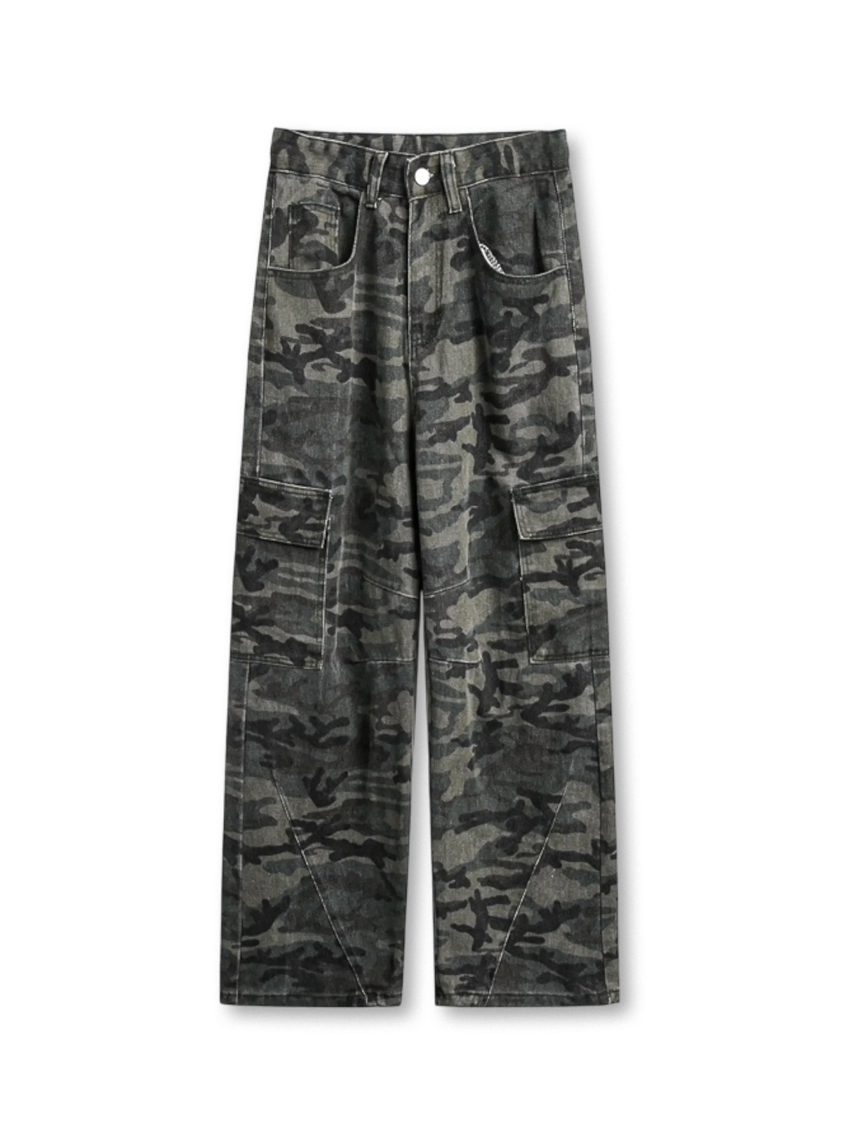 ムラ加工のウォッシュでヴィンテージ感を出したアメリカンミリタリーテイストのカモワークパンツ。ストレートシルエットとカモ柄が特徴。
