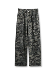 ムラ加工のウォッシュでヴィンテージ感を出したアメリカンミリタリーテイストのカモワークパンツ。ストレートシルエットとカモ柄が特徴。