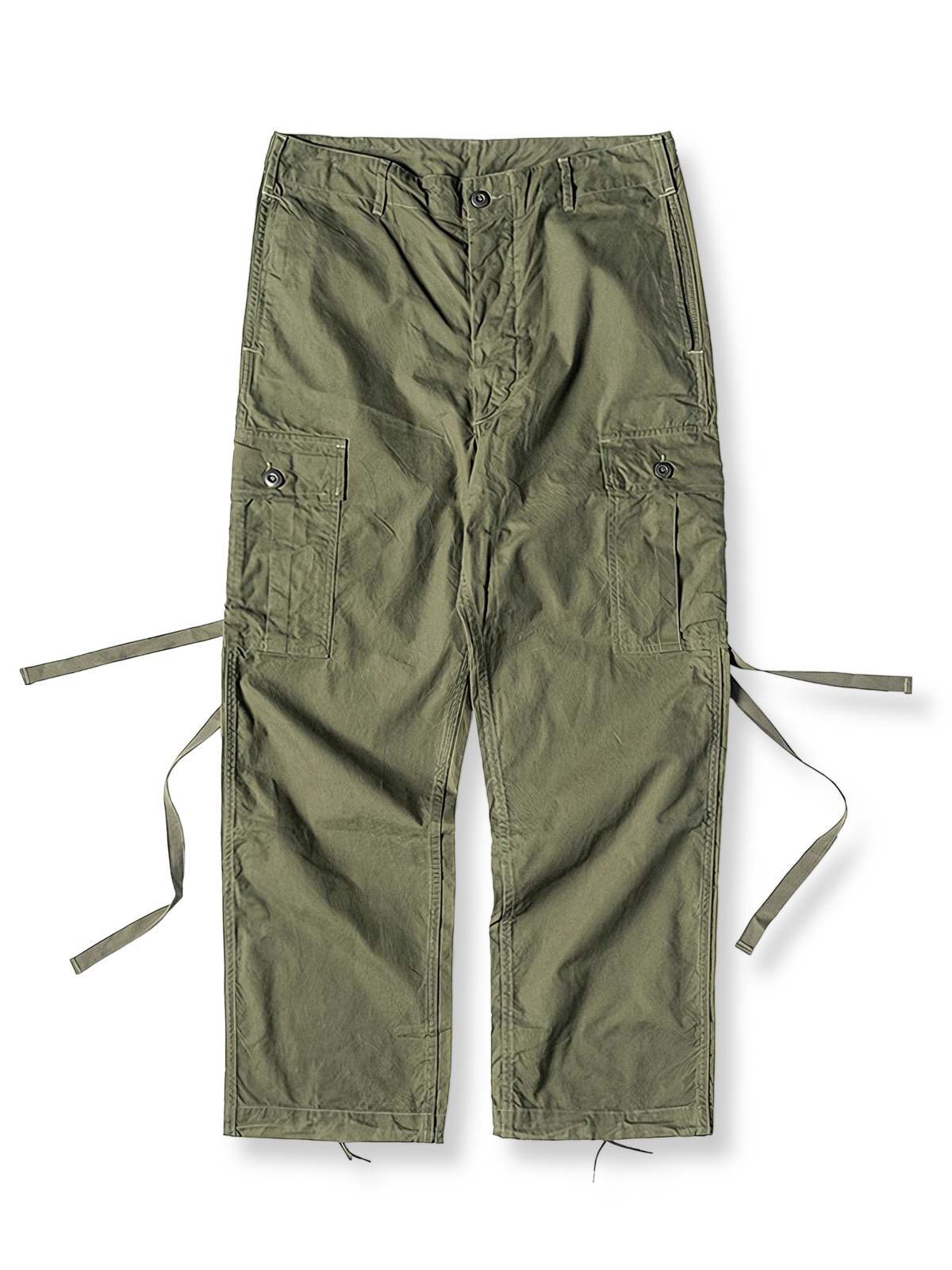 多機能ポケットと股下ガゼットが特徴のミリタリーインスパイアドカーゴパンツ。