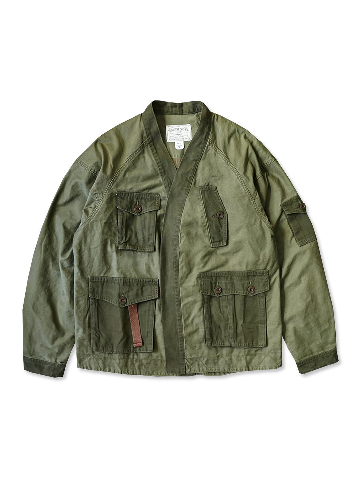 ミリタリースタイルのショルダーポケット付き半纏。6つの大容量ポケットと高密度素材を使用し、ゆったりとしたショルダースリーブで快適な着心地を実現。