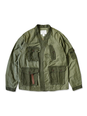 ミリタリースタイルのショルダーポケット付き半纏。6つの大容量ポケットと高密度素材を使用し、ゆったりとしたショルダースリーブで快適な着心地を実現。