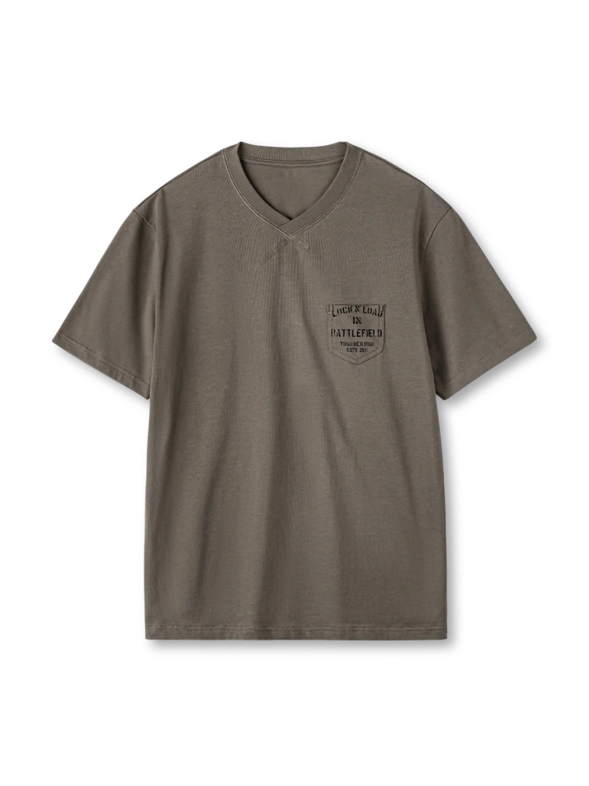 ヴィンテージ感ある酵素洗いコットン生地と擦れプリントが特徴のミリタリーテイストVネックポケットTシャツ