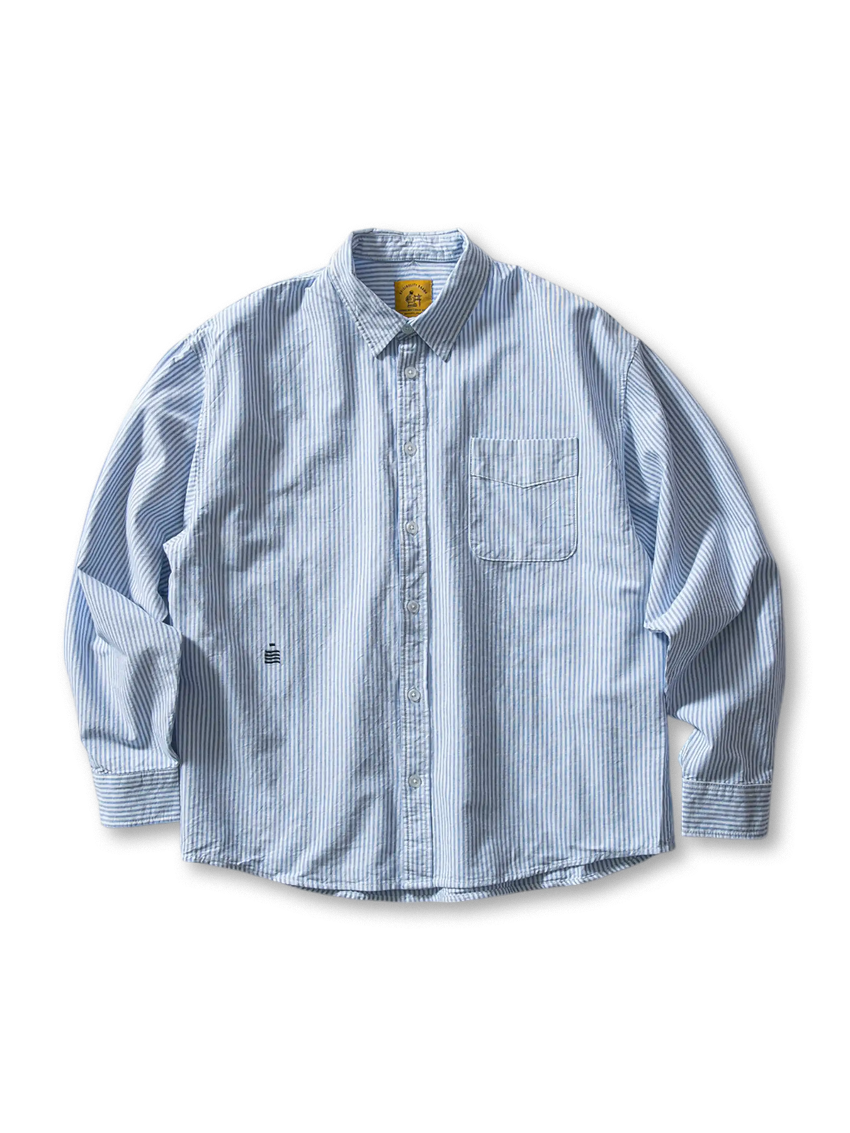 ストライプ柄と胸元ミニ刺繍が特徴のコットン100%オックスフォードシャツ。快適で多用途に活躍。