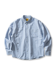 ストライプ柄と胸元ミニ刺繍が特徴のコットン100%オックスフォードシャツ。快適で多用途に活躍。