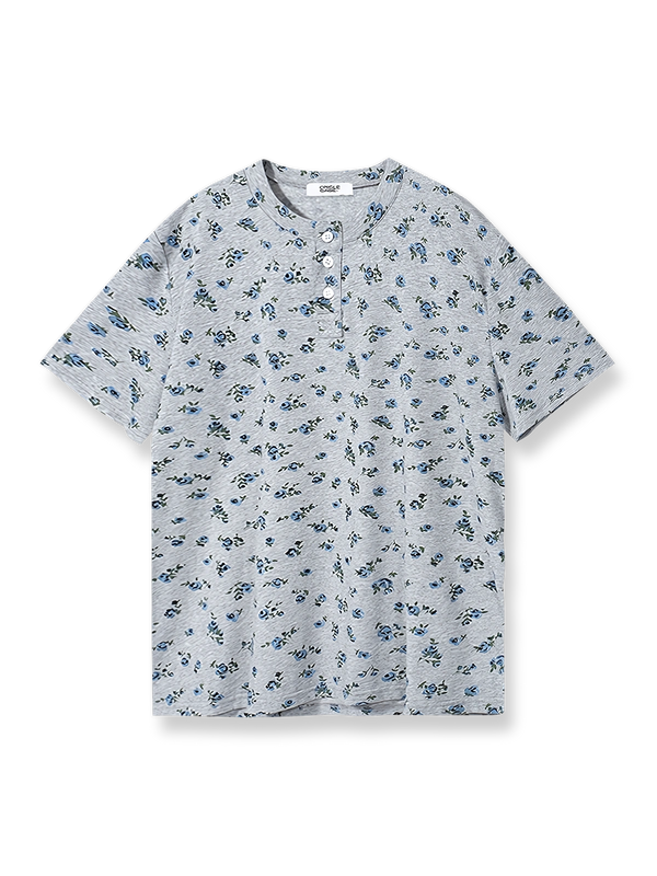 小花柄プリントとヘンリーネックが特徴の半袖Tシャツ