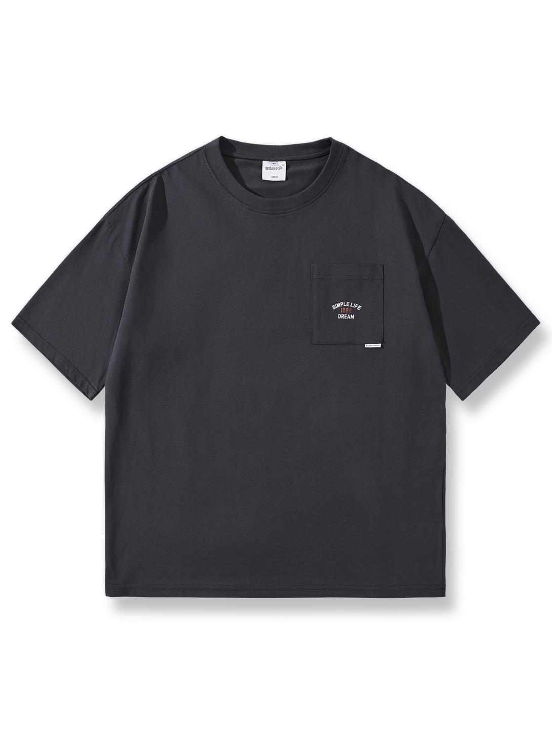 シンプルなプリントが映えるラウンドネック半袖Tシャツ。