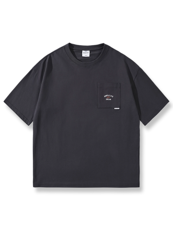 シンプルなプリントが映えるラウンドネック半袖Tシャツ。