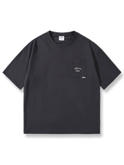 シンプルなプリントが映えるラウンドネック半袖Tシャツ。