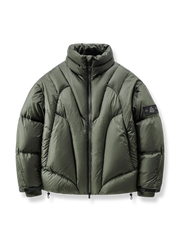 防風防水素材と軽量ダウンを組み合わせたモダン機能性ダウンジャケット