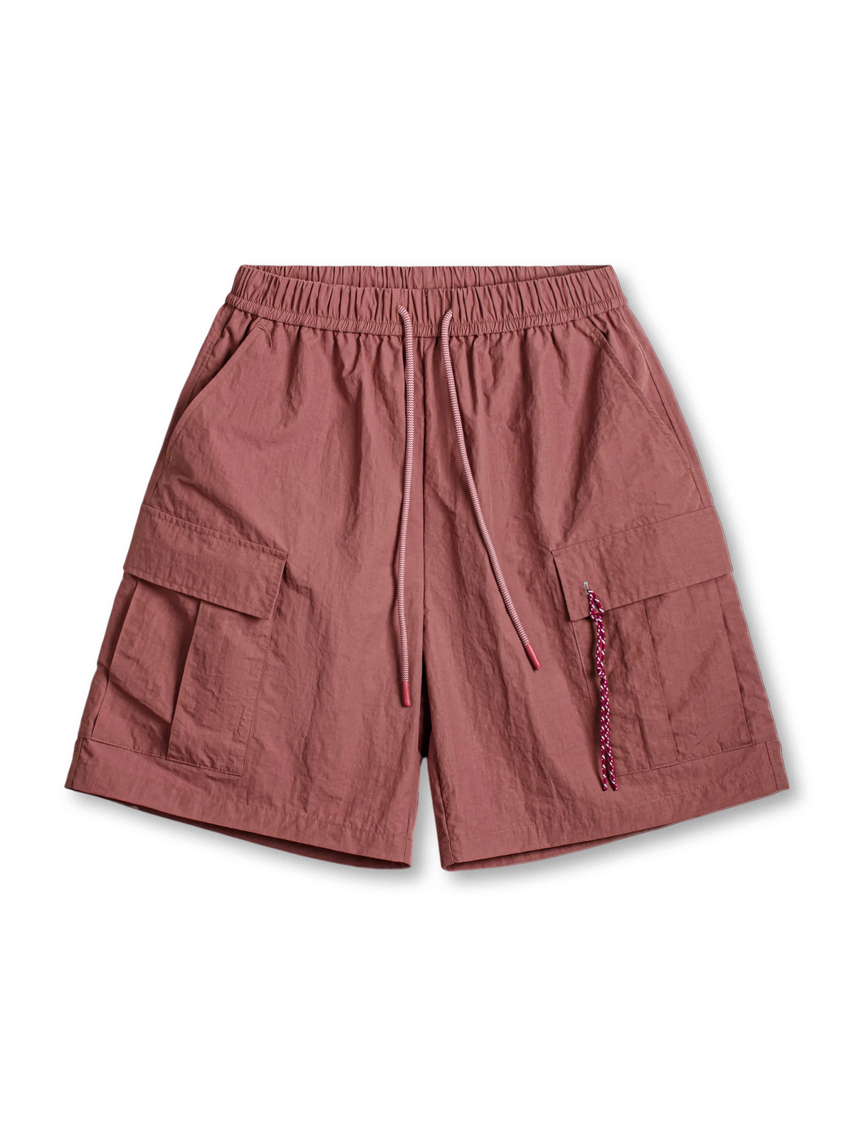 薄手ナイロン素材で作られた撥水通気性カーゴショーツ、特徴的なポケットとドローコード付きのデザイン