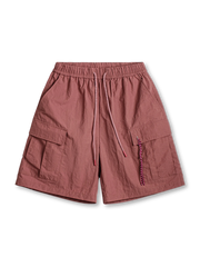 薄手ナイロン素材で作られた撥水通気性カーゴショーツ、特徴的なポケットとドローコード付きのデザイン