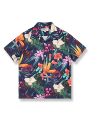 コチョウランとストレリチア柄のプリントが施された開襟ハワイアンシャツ