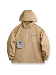  軽量グリッド生地とコントラストポケットが特徴のマウンテンフードジャケット