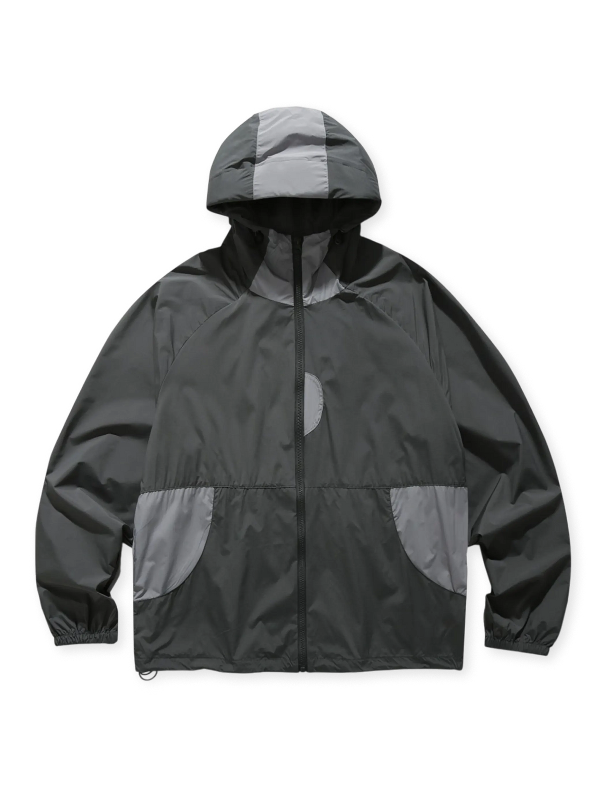 耐久性と防滴性に優れたポリエステル素材のカラーブロックフーデッドジャケット。ドローコード付きでシルエット調整可能。