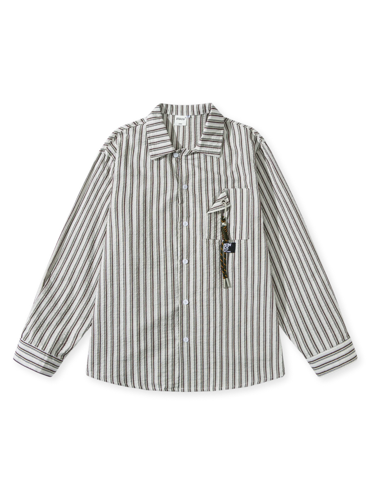泡泡綿素材のルーズシルエット、メタルフック付き胸ポケットが特徴のマウンテンテイスト ストライプシャツ。