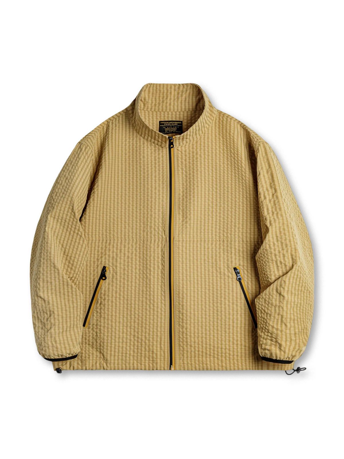 凹凸感のあるチェック柄とアクセントジッパーが特徴の軽量防風ジャケット。スタンドカラーとゴム袖口で快適な着心地。