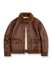 七つボタンとシープスキン襟が特徴のムートンボマージャケット。