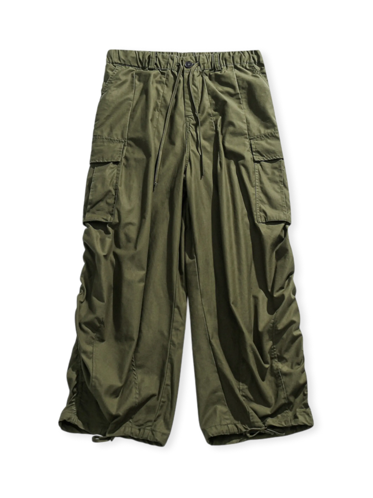 立体ポケットと調節可能ウエストを備えたアメリカンワークスタイルのワークパンツ。耐久性と快適性が特徴。