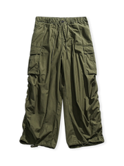 立体ポケットと調節可能ウエストを備えたアメリカンワークスタイルのワークパンツ。耐久性と快適性が特徴。