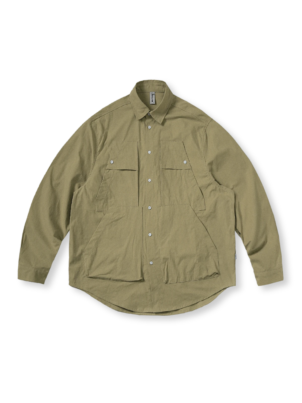 多数のポケットが付いたコットン素材のカジュアルシャツ。