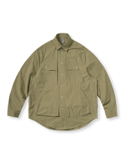 多数のポケットが付いたコットン素材のカジュアルシャツ。