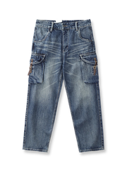 ヴィンテージウォッシュとレザーバックルが特徴のヘビーウェイトデニムワークパンツ。