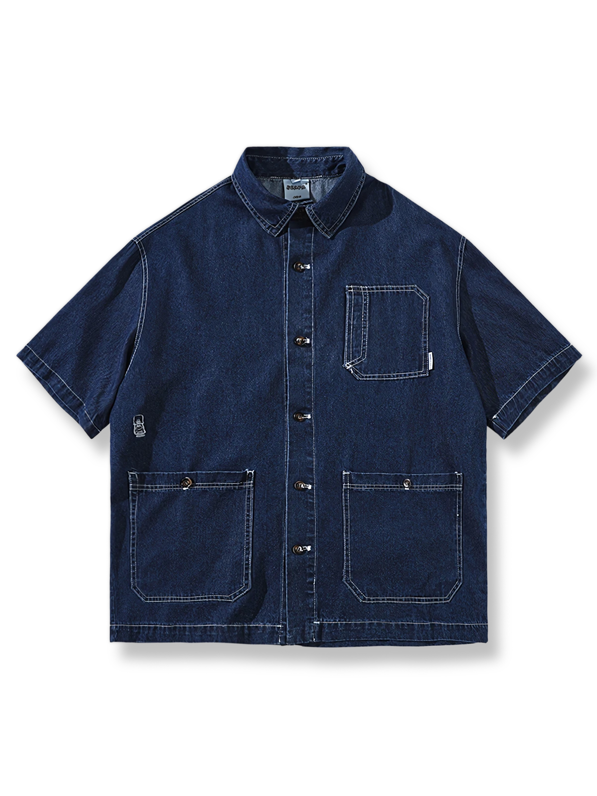 多機能ポケットとオイルランプ刺繍が映えるショートスリーブデニムシャツ。
