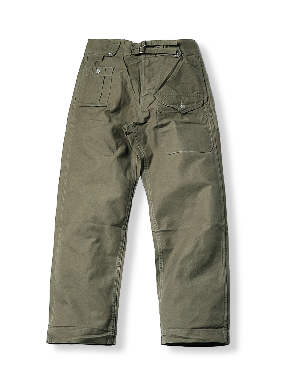 多機能ポケットとウエストタブが特徴のグルカパンツ。