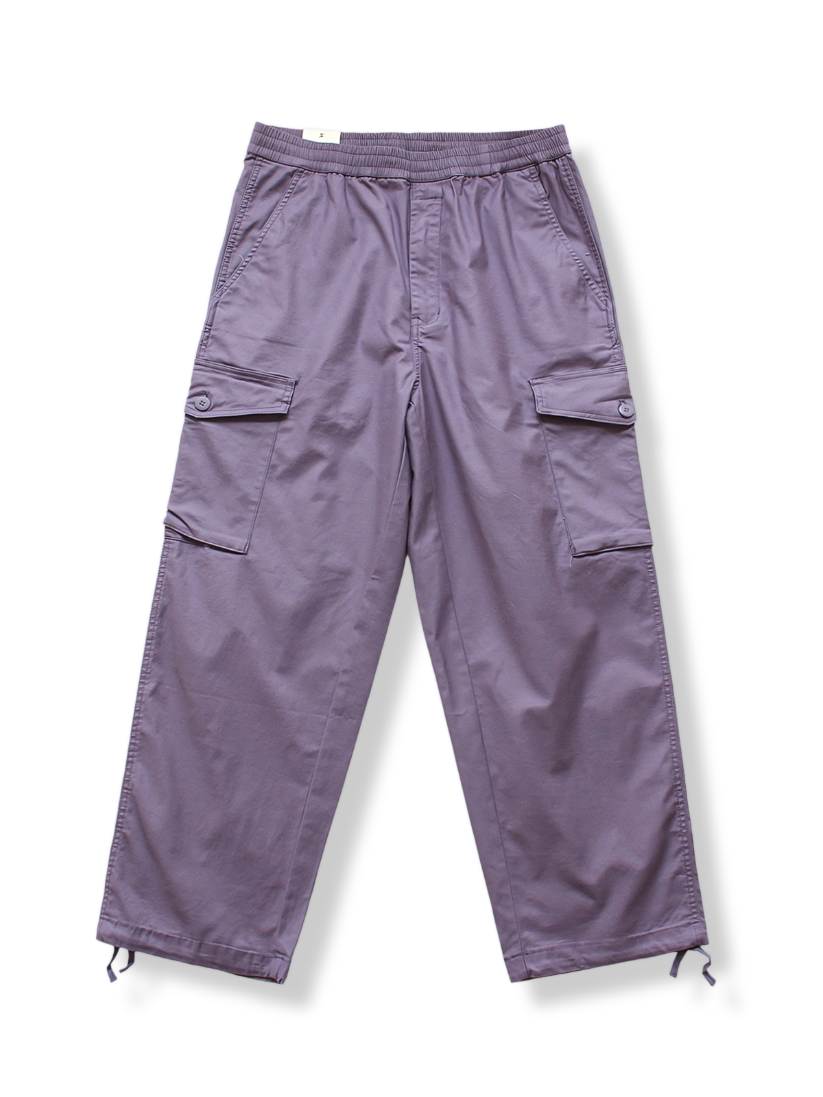 ウォッシュ加工と複数ポケットが特徴のルーズフィットカーゴパンツの全体が見える商品画像