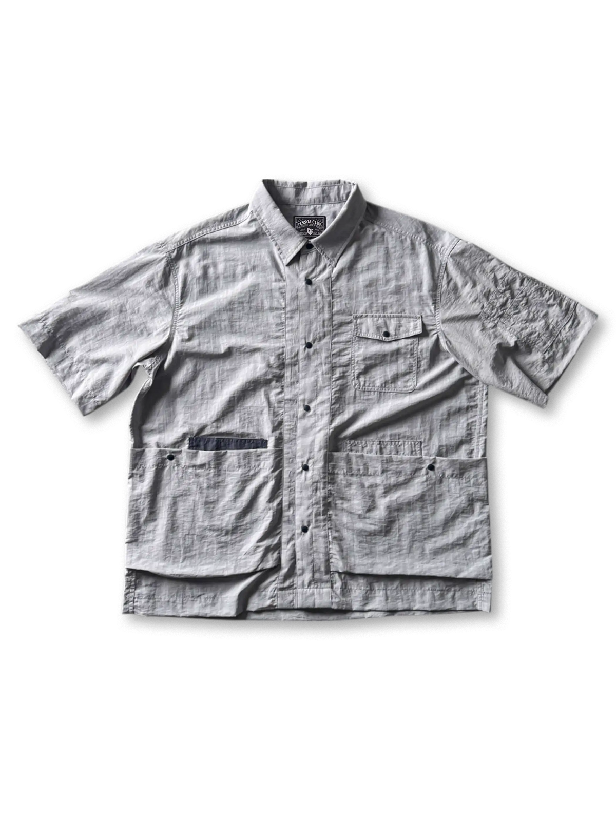 軽量撥水性ナイロン生地の多ポケットフィールドシャツ、1980年代アウトドアジャケット風デザイン