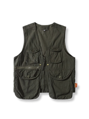 ヴィンテージワックス染めの多ポケットタクティカルベスト。