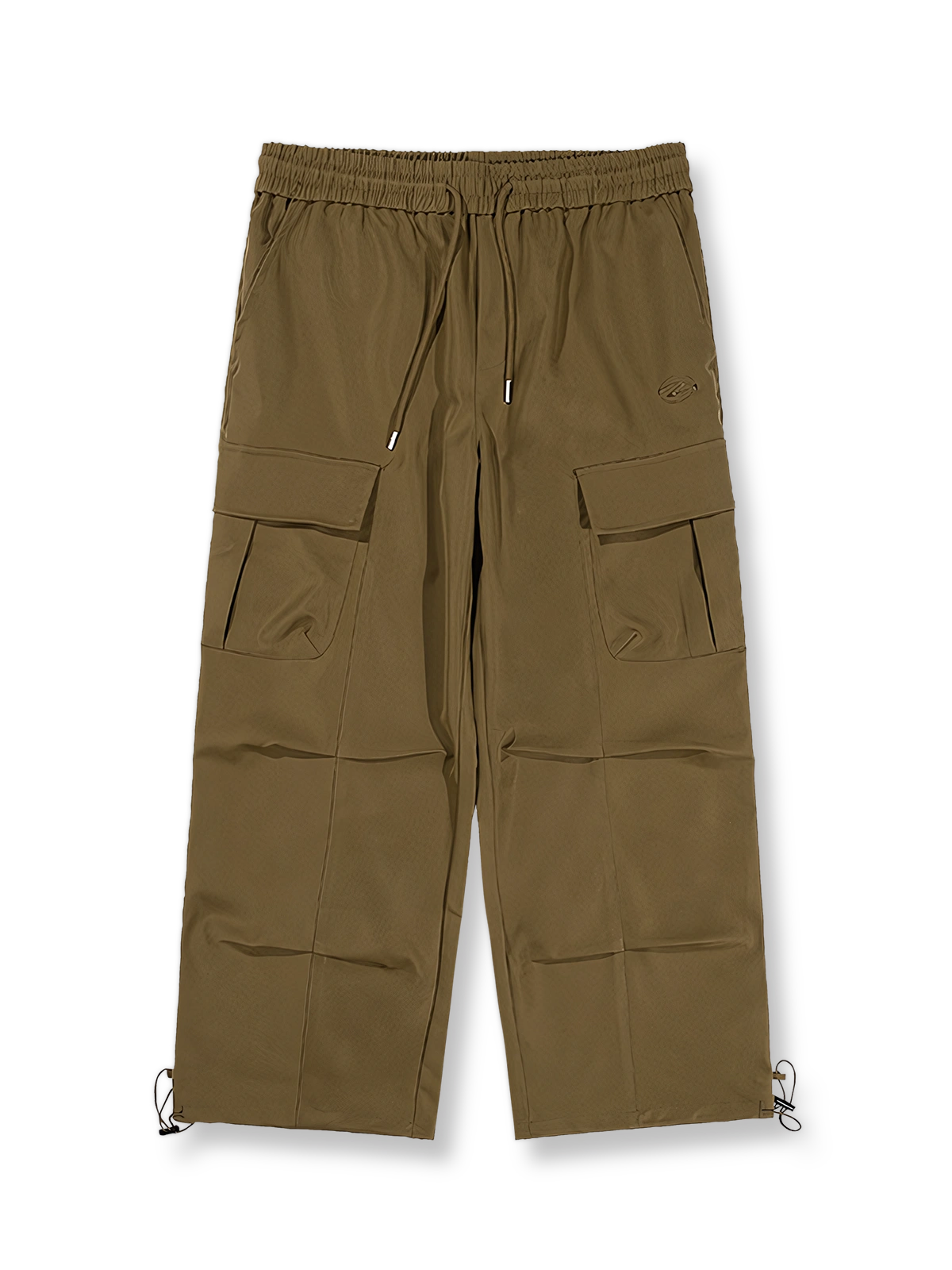 軽量ポリエステル素材のワイドレッグパンツ。両サイドにマルチポケット、ゴム＆ドローストリングウエストを備えたカジュアルデザイン。