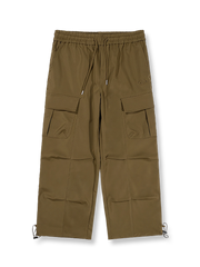 軽量ポリエステル素材のワイドレッグパンツ。両サイドにマルチポケット、ゴム＆ドローストリングウエストを備えたカジュアルデザイン。