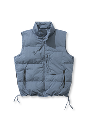 多ポケット仕様とスタンドカラーで防風性を高めたダウンベスト。