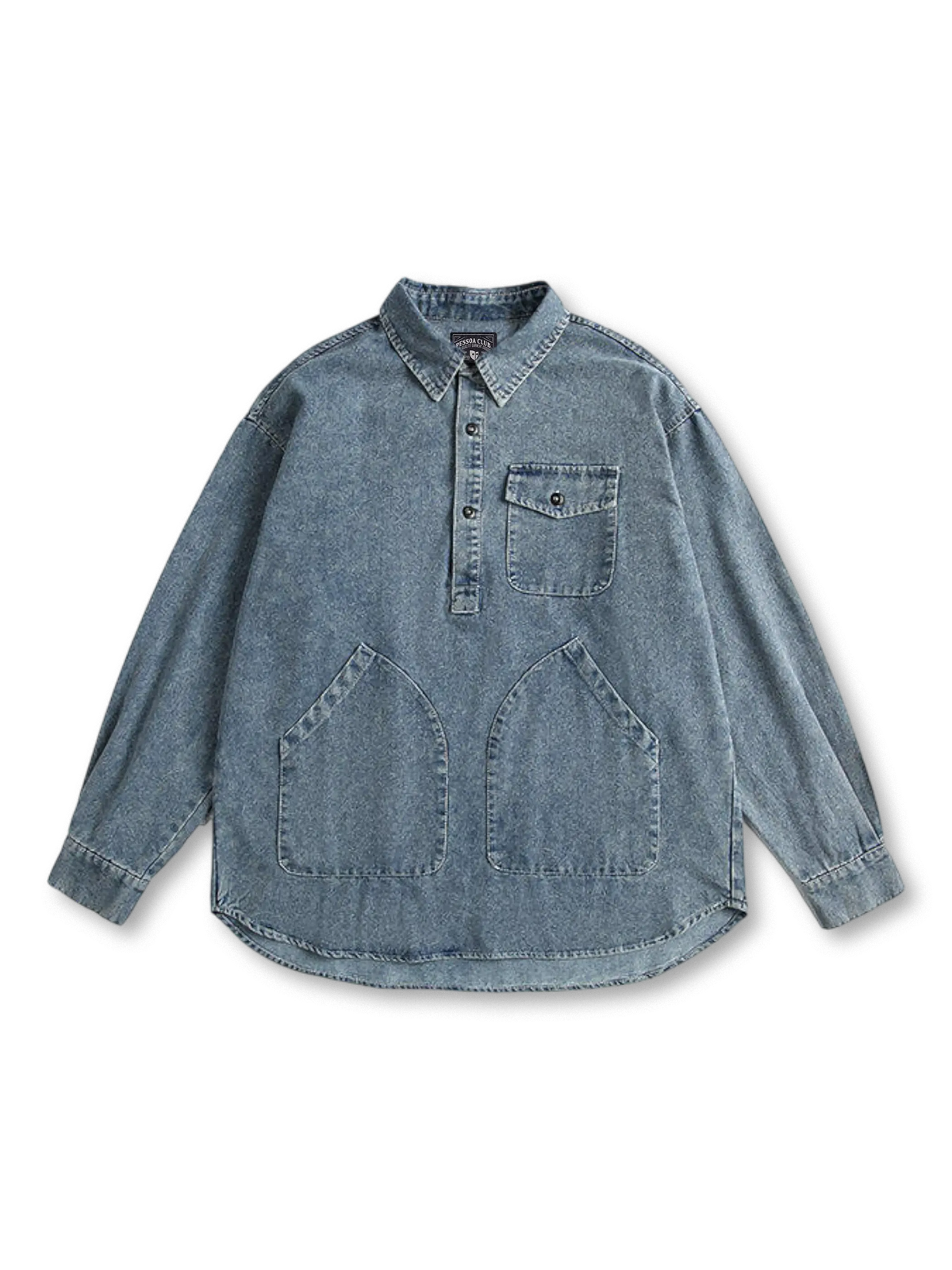 アシンメトリーポケットとヴィンテージ風色落ちが特徴の多機能デニムプルオーバーシャツ