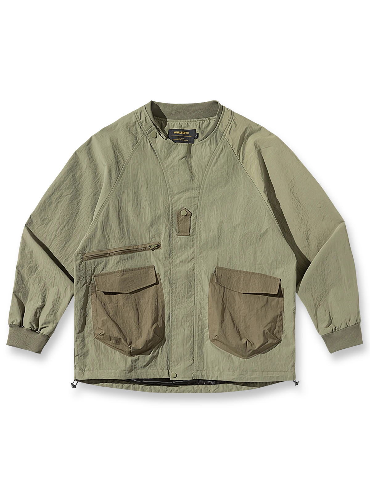 多機能アウトドアジャケットの全体正面画像、斜めジッパーポケットと大容量パッチポケットのディテール。