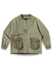 多機能アウトドアジャケットの全体正面画像、斜めジッパーポケットと大容量パッチポケットのディテール。