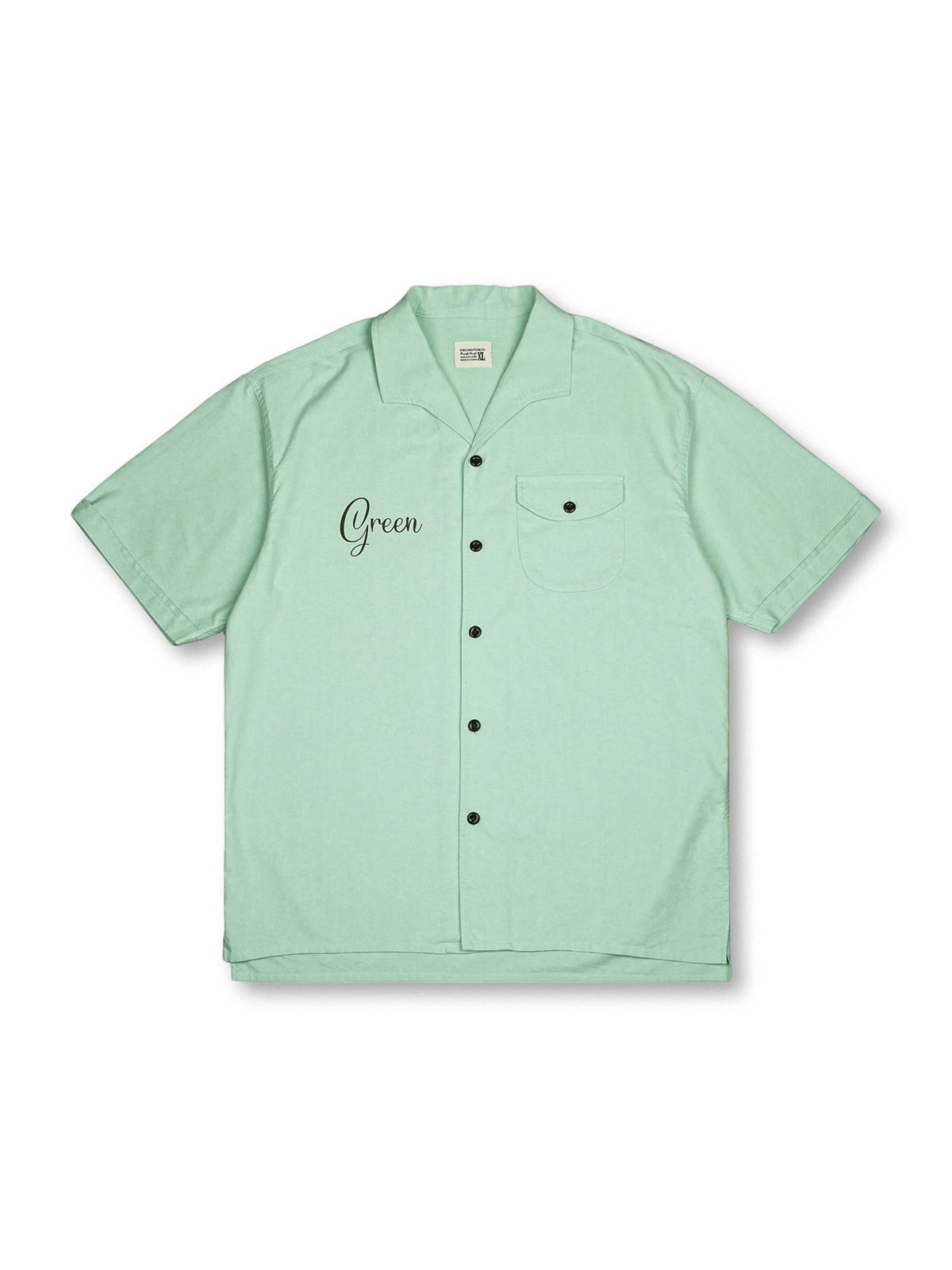 レトロカラーと酵洗加工が特徴のN.COLORシリーズ牛津生地キューバシャツ。実用的な胸ポケット付き。