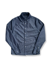 自然な色合いが美しいナチュラルデニムシャツ