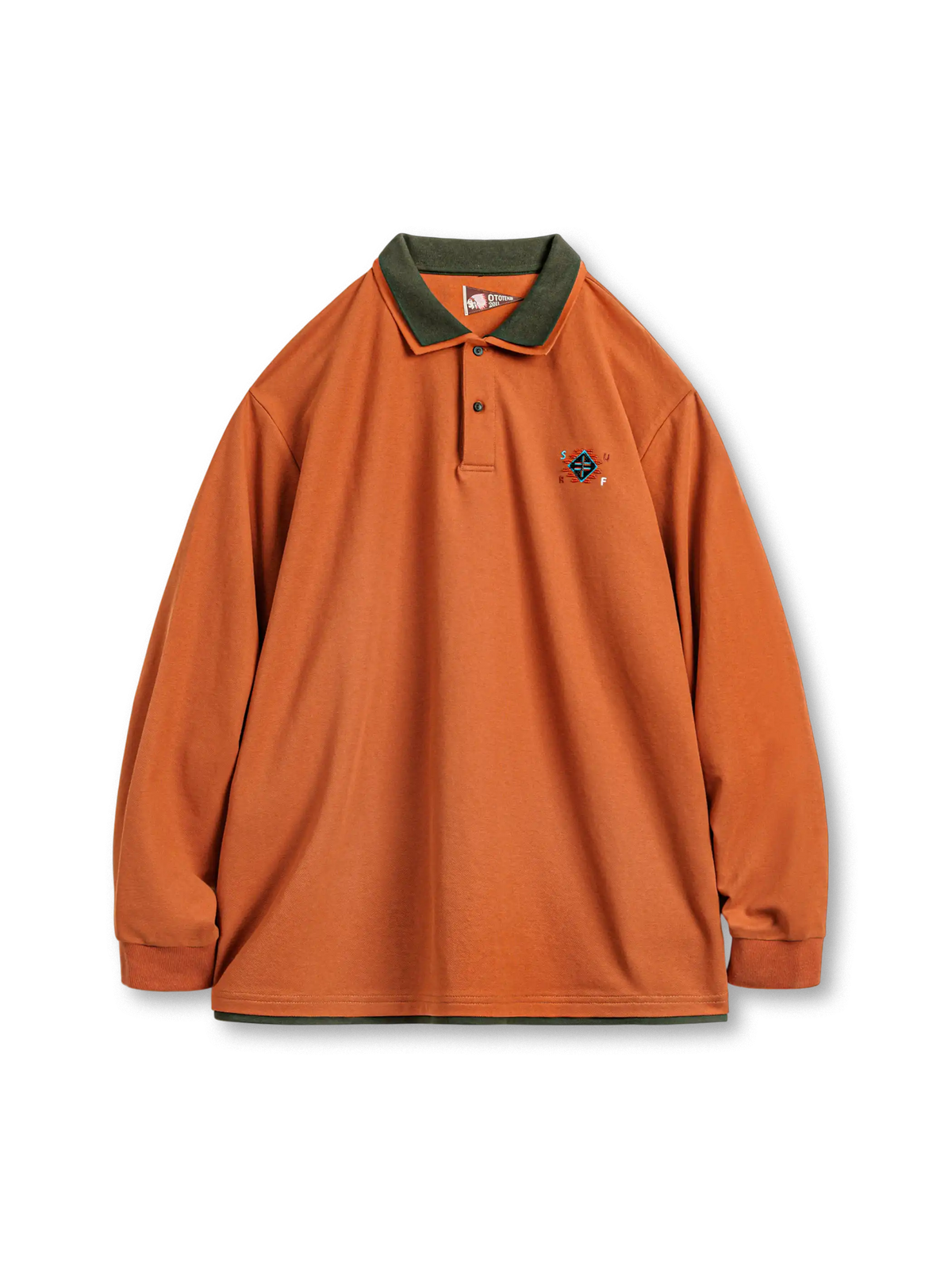 オレンジの長袖ニットポロ、重ね襟と裾のグリーン切替、胸元に幾何学刺繍と立体装飾、ルーズシルエット
