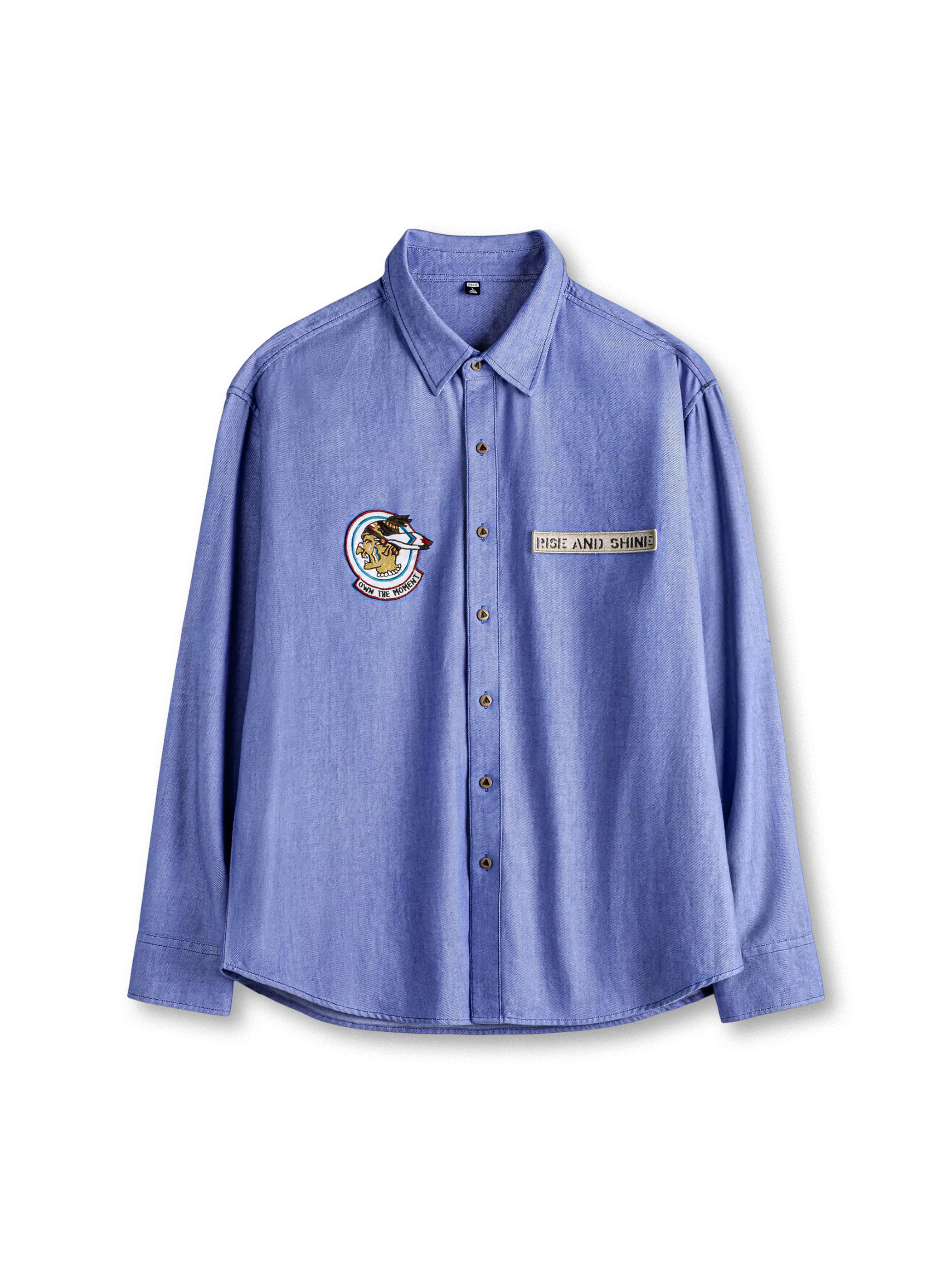 オックスフォード素材の長袖ボタンシャツに胸ワッペン2点と背面テープディテールを備えたデザイン