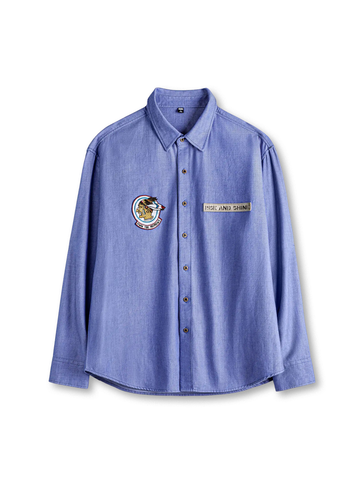 オックスフォード素材の長袖ボタンシャツに胸ワッペン2点と背面テープディテールを備えたデザイン