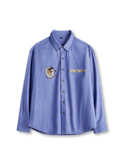 オックスフォード素材の長袖ボタンシャツに胸ワッペン2点と背面テープディテールを備えたデザイン